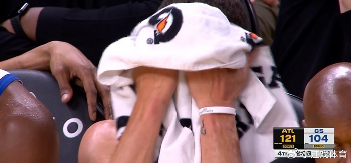 库里下半场20分难阻勇士惨败 镜头捕捉失落一幕：坐板凳毛巾捂脸|斯蒂芬·库里|肯纳德|外线|亚特兰大老鹰队|金州勇士队_新浪体育_新浪新闻