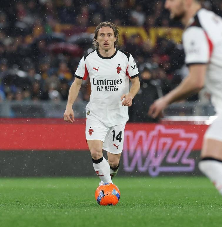 企鹅体育官网-莫德里奇被啃老贡献绝杀，AC米兰2-1升班马，静待尤文阻击国米