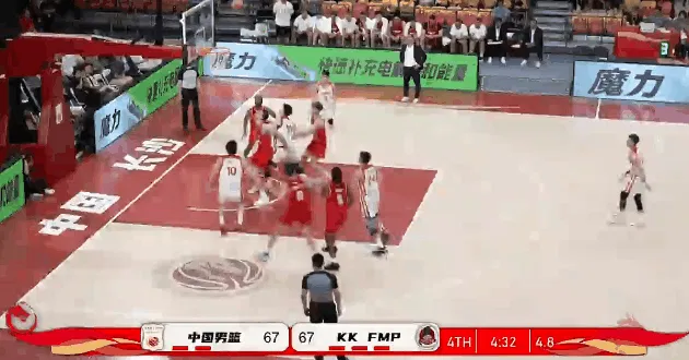 企鹅体育-王俊杰拼下前场板未能打进，目前14中5得到14分14篮板
